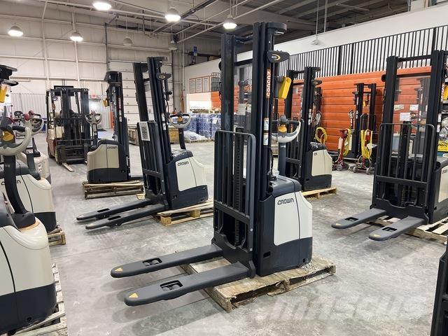 Crown ES 4000 Selvkørende stablere