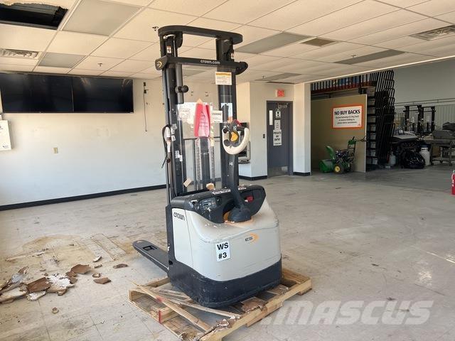 Crown ES 4000 Selvkørende stablere