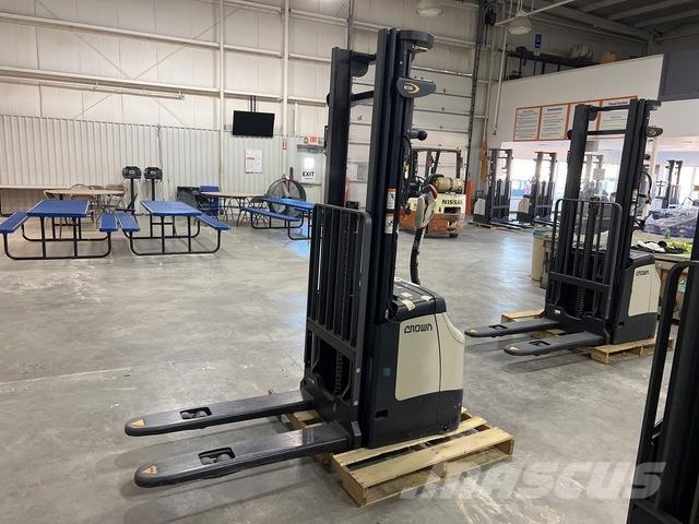 Crown ES 4000 Selvkørende stablere