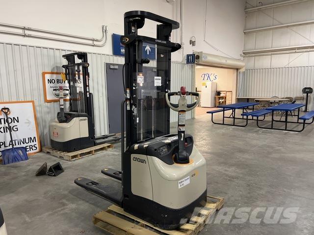 Crown ES 4000 Selvkørende stablere