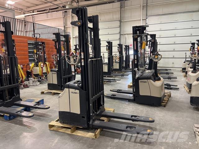 Crown ES 4000 Selvkørende stablere