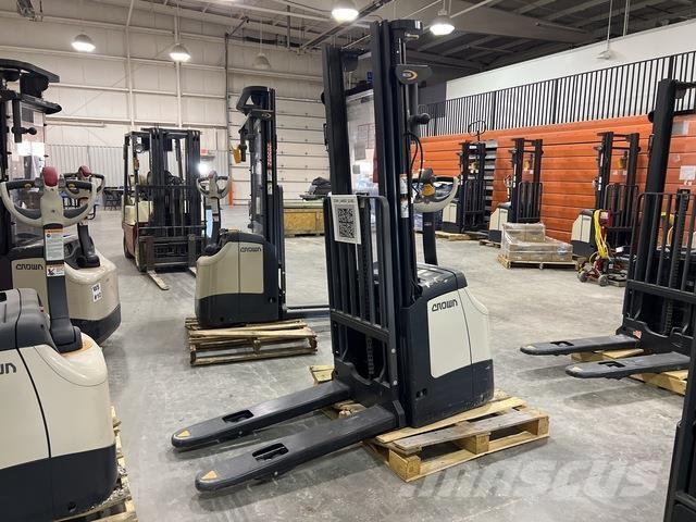 Crown ES 4000 Selvkørende stablere