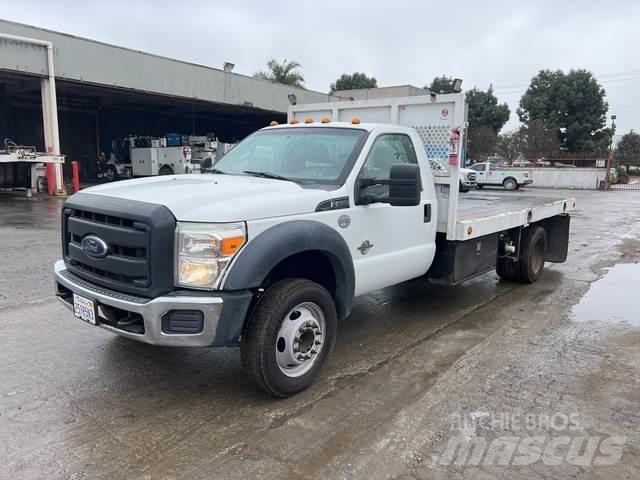 Ford F-550 Lastbil med lad/Flatbed