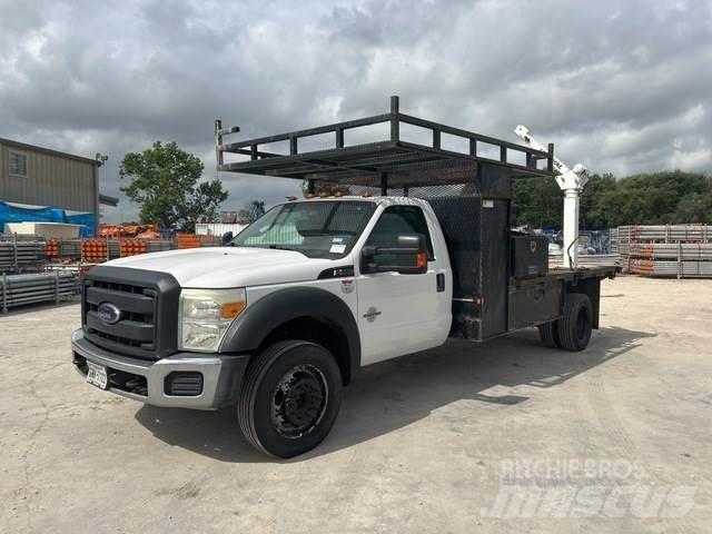 Ford F-550 Lastbil med lad/Flatbed