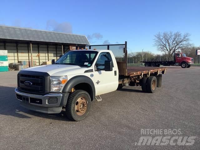 Ford F-550 Lastbil med lad/Flatbed
