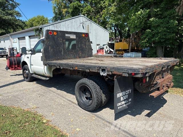 Ford F-550 Lastbil med lad/Flatbed