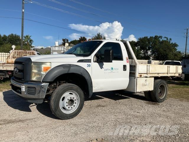 Ford F-550 Lastbil med lad/Flatbed