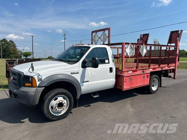Ford F-550 Lastbil med lad/Flatbed