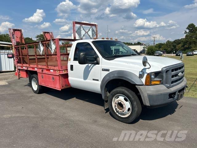 Ford F-550 Lastbil med lad/Flatbed