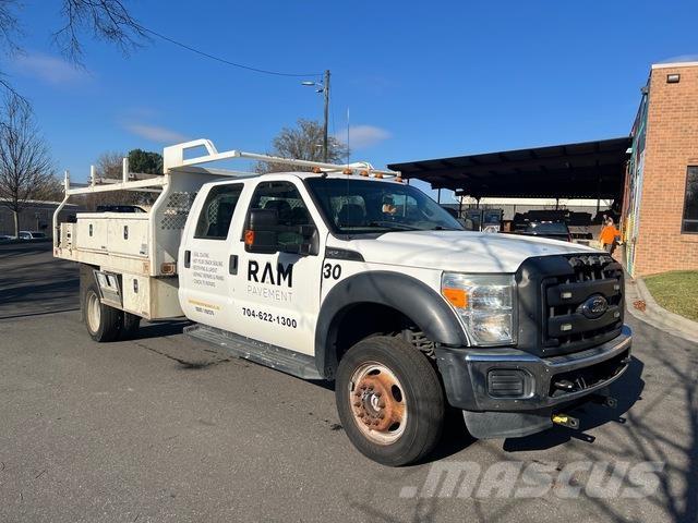 Ford F-550 Lastbil med lad/Flatbed