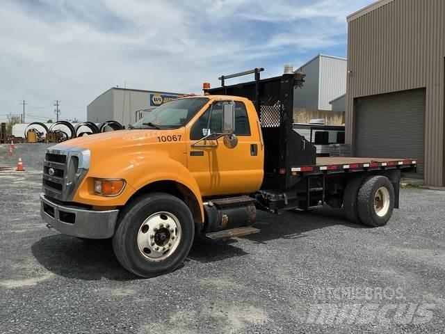 Ford F-750 Lastbil med lad/Flatbed