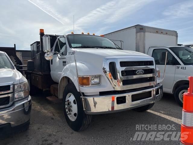 Ford F-750 Lastbil med lad/Flatbed