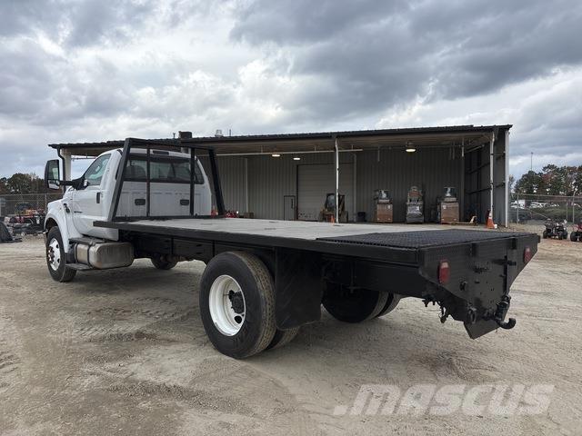 Ford F-750 Lastbil med lad/Flatbed