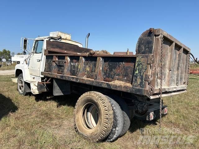 Ford F7000 Lastbiler med tip