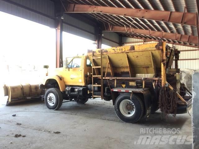 Ford F800 Sneskovle og -plove