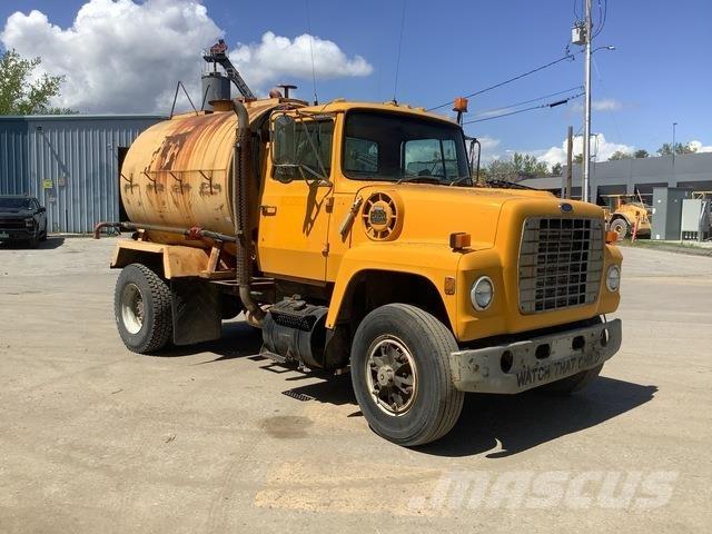 Ford L8000 Tankvogne - vand