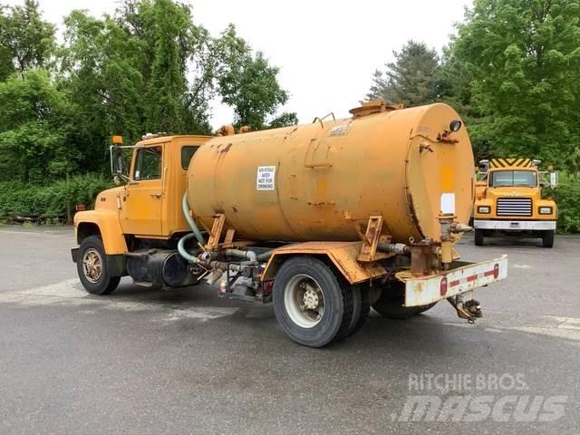 Ford L8000 Tankvogne - vand