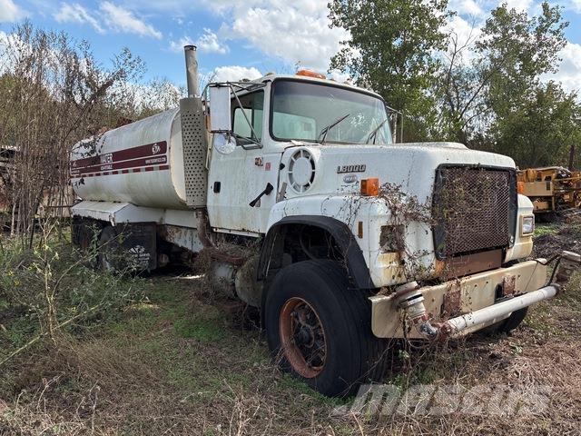 Ford L8000 Tankvogne - vand