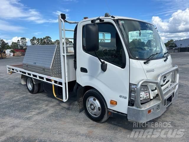 Hino 300 Lastbil med lad/Flatbed