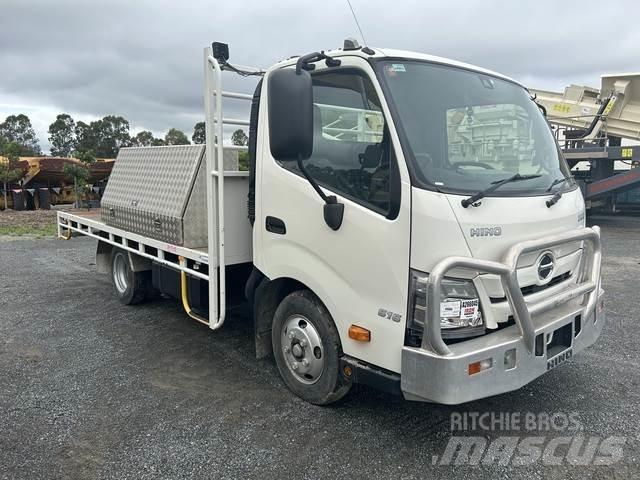 Hino 300 Lastbil med lad/Flatbed