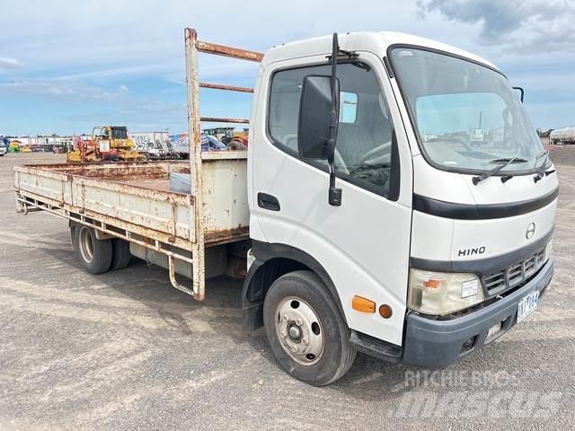 Hino Dutro Lastbil med lad/Flatbed