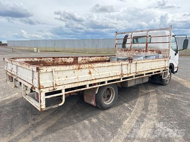 Hino Dutro Lastbil med lad/Flatbed