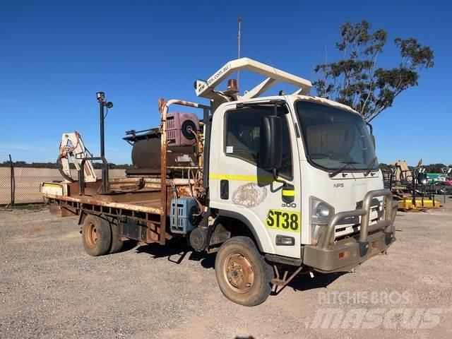 Isuzu NPS 300 Lastbil med lad/Flatbed