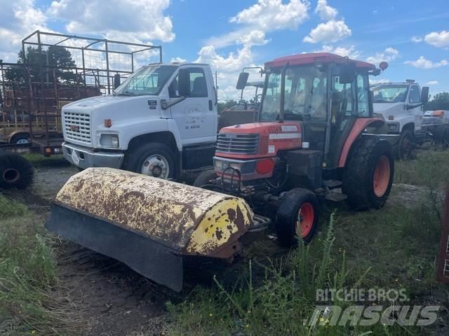 Kubota M5700 Indendørs koste