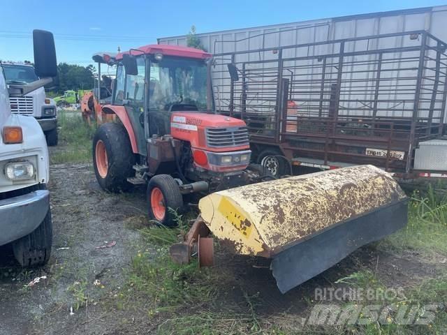 Kubota M5700 Indendørs koste