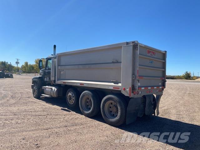 Mack CHN613 Lastbiler med tip