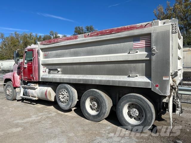 Mack CHU613 Lastbiler med tip