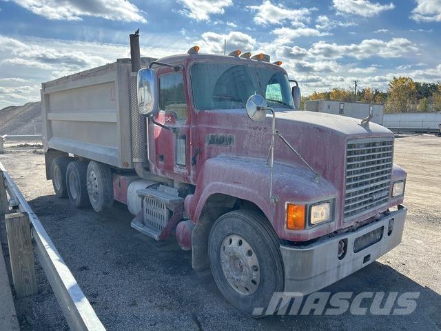 Mack CHU613 Lastbiler med tip