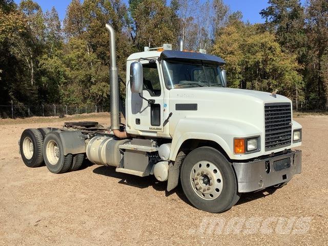 Mack CHU613 Trækkere