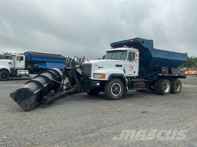 Mack CL713 Sneskovle og -plove