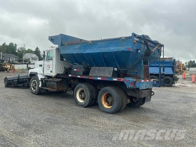 Mack CL713 Sneskovle og -plove