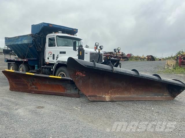 Mack CL713 Sneskovle og -plove