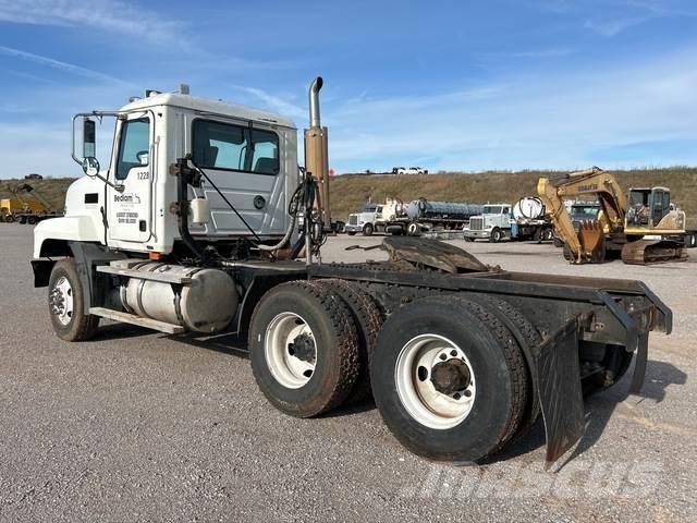 Mack CL733 Trækkere
