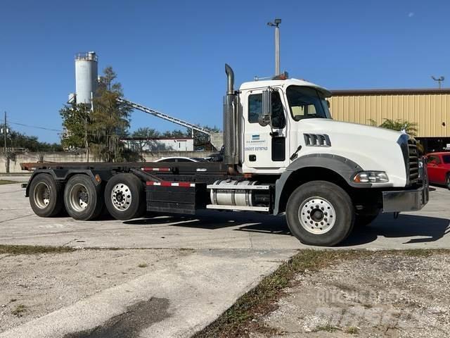 Mack CT713 Skip loader