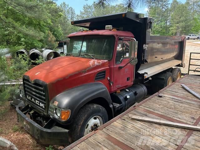 Mack CV700 Lastbiler med tip