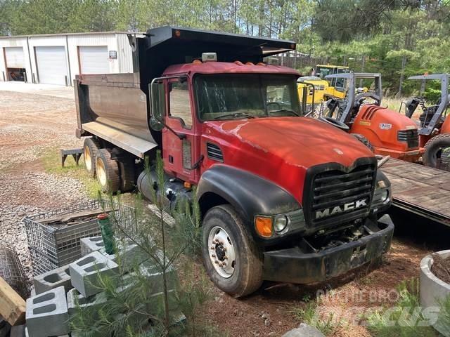 Mack CV700 Lastbiler med tip