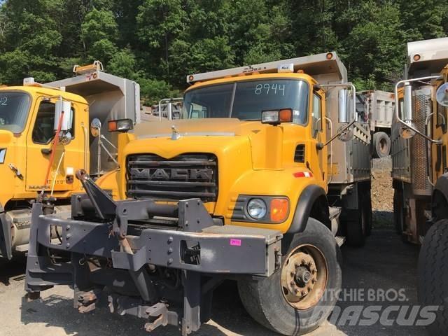Mack CV700 Sneskovle og -plove