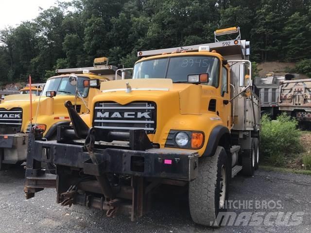 Mack CV700 Sneskovle og -plove