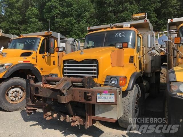 Mack CV700 Lastbiler med tip