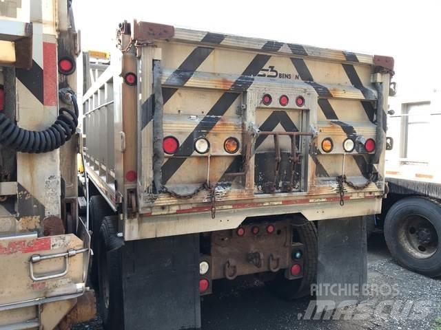 Mack CV700 Lastbiler med tip