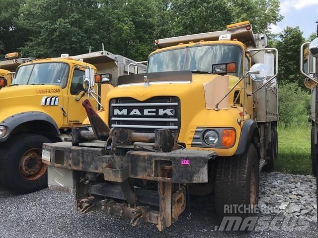 Mack CV700 Sneskovle og -plove