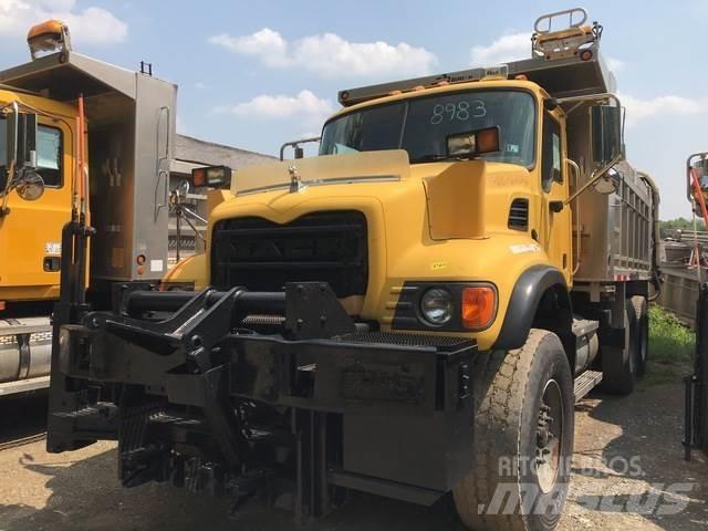 Mack CV700 Sneskovle og -plove