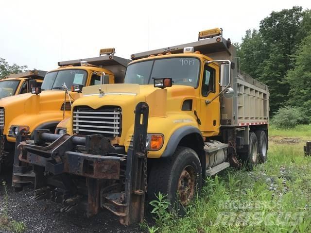 Mack CV700 Lastbiler med tip