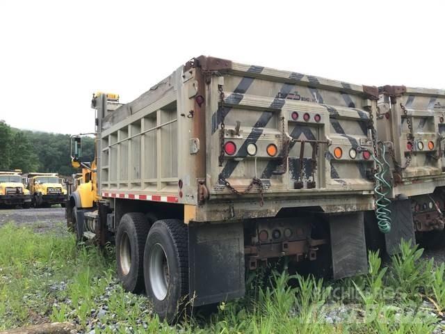 Mack CV700 Lastbiler med tip
