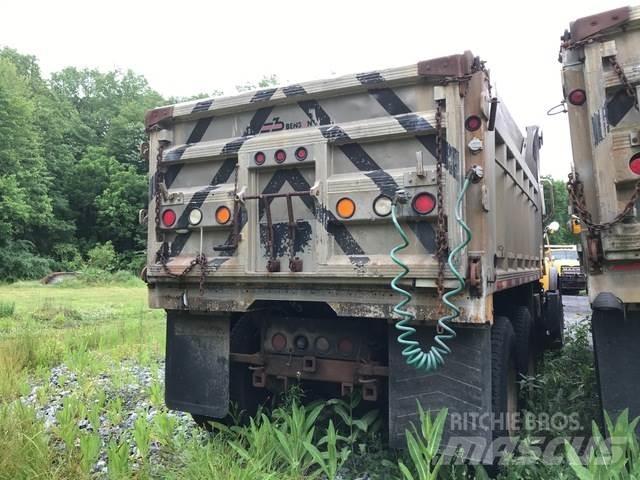 Mack CV700 Lastbiler med tip