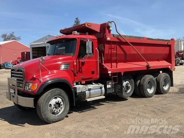 Mack CV713 Lastbiler med tip